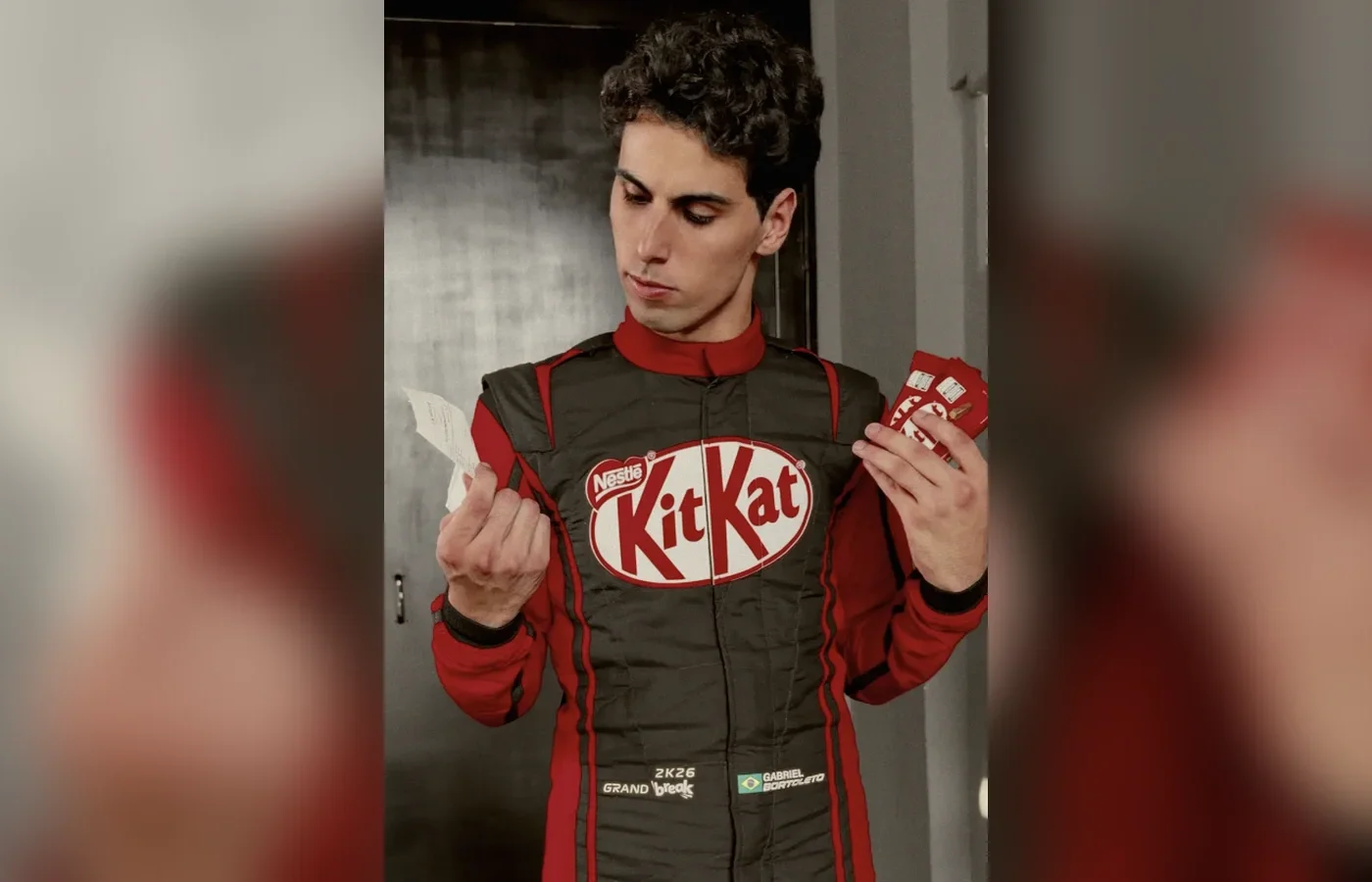 Gabriel Bortoleto em ação promocional da KitKat