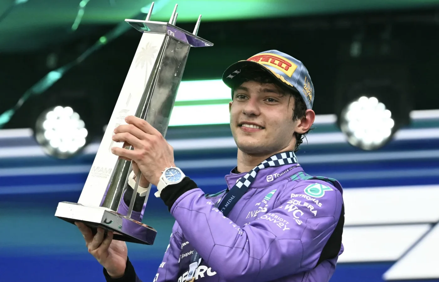 Kimi Antonelli lidera F1 2026 e entra no seleto grupo de lendas