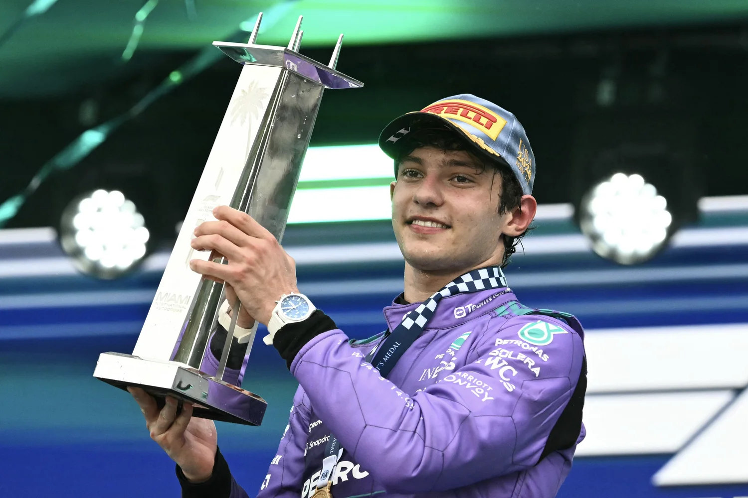 Kimi Antonelli lidera F1 2026 e entra no seleto grupo de lendas