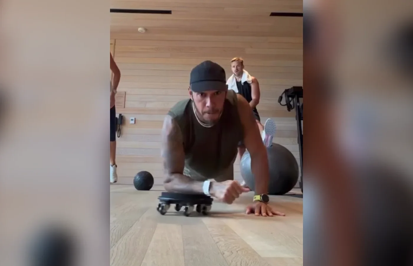 Lewis Hamilton faz treino intenso de core na pausa da F1