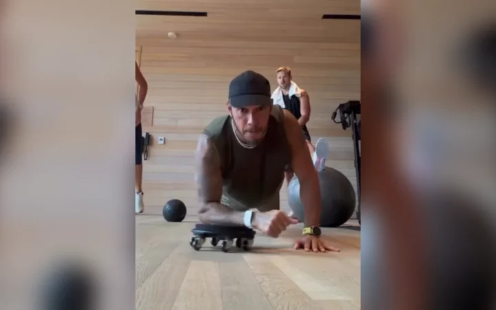 Lewis Hamilton faz treino intenso de core na pausa da F1