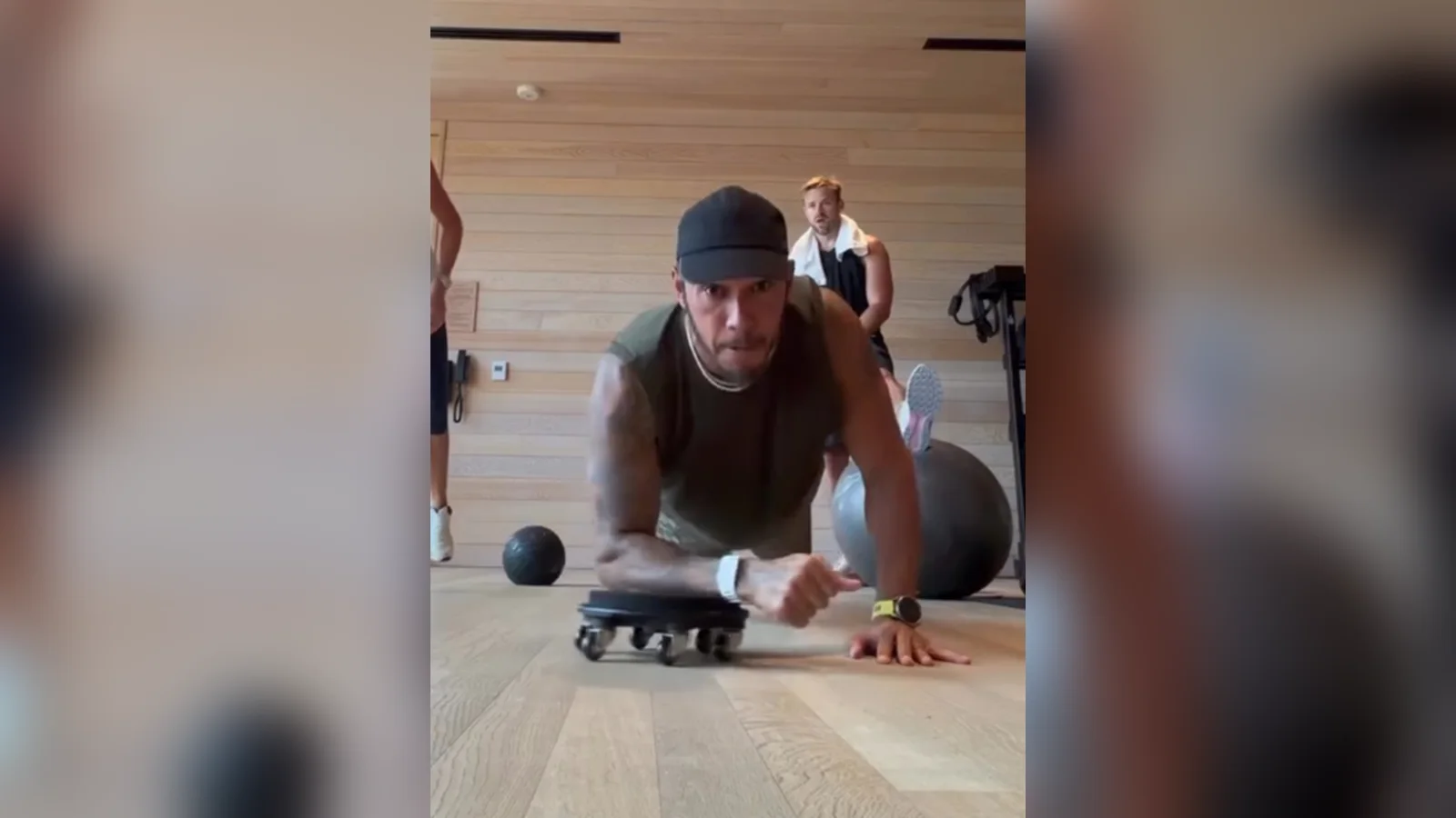 Lewis Hamilton faz treino intenso de core na pausa da F1