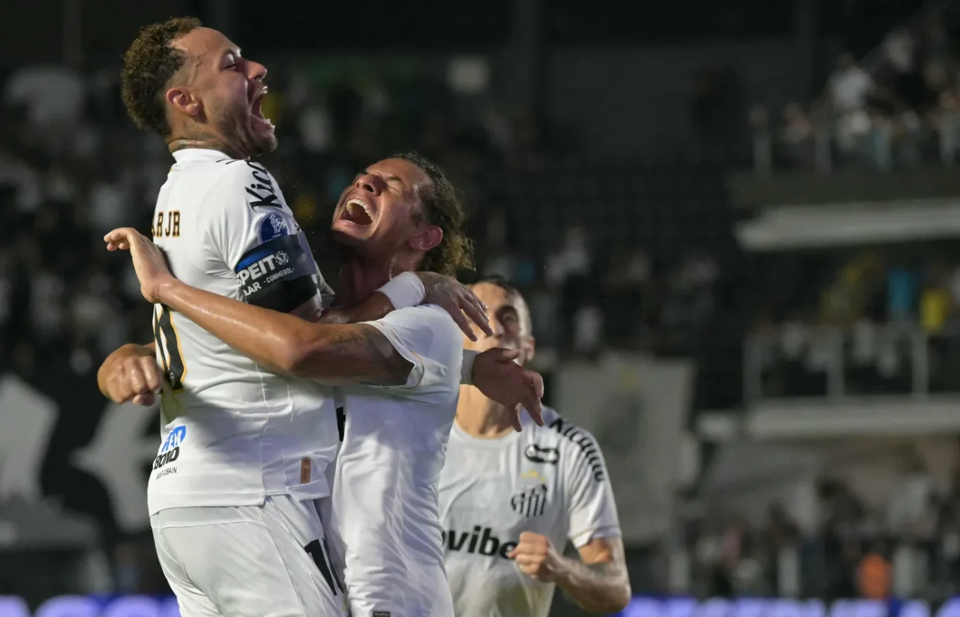 Neymar cria duas assistências e Santos vira 2 a 1 sobre Macará
