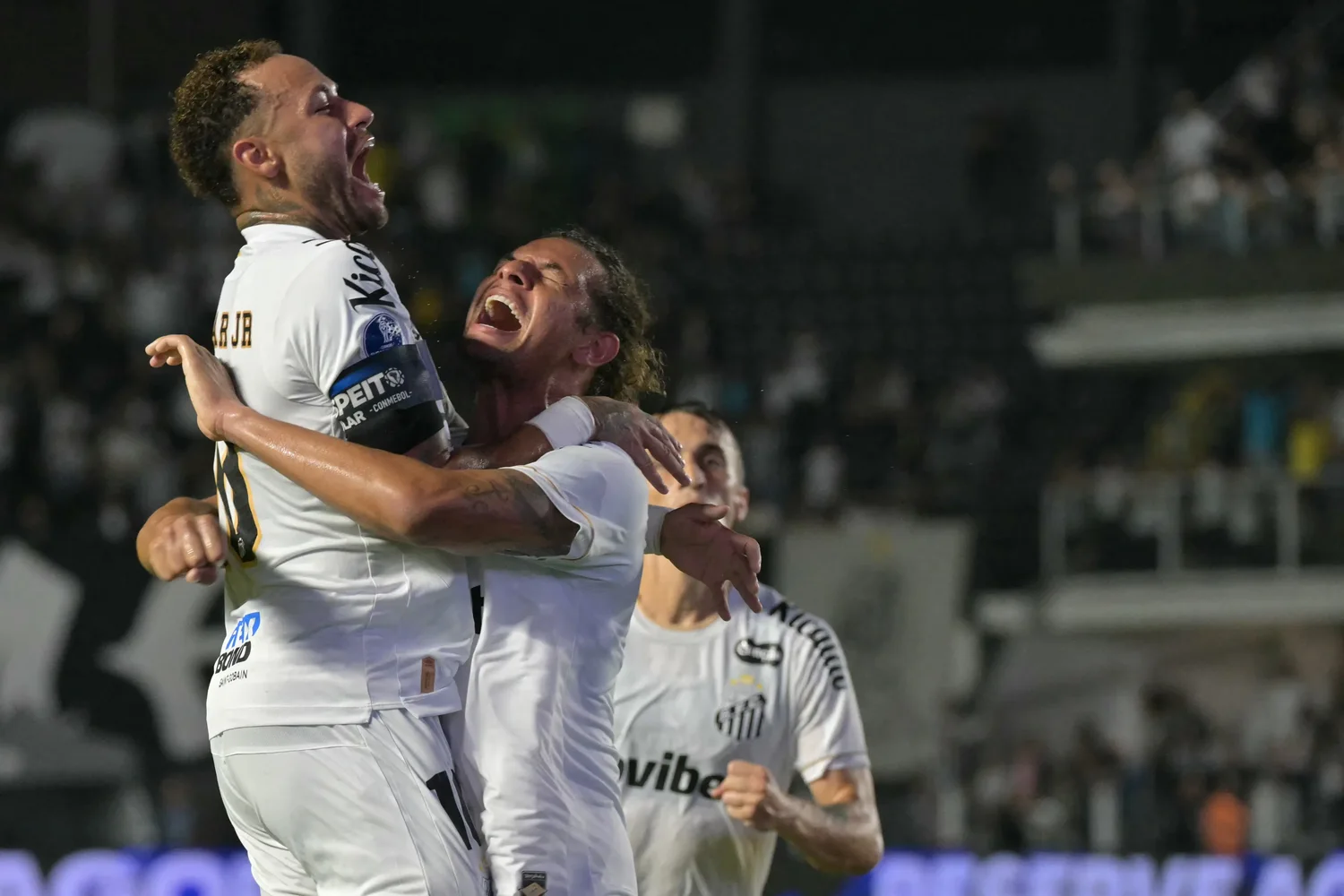 Neymar cria duas assistências e Santos vira 2 a 1 sobre Macará