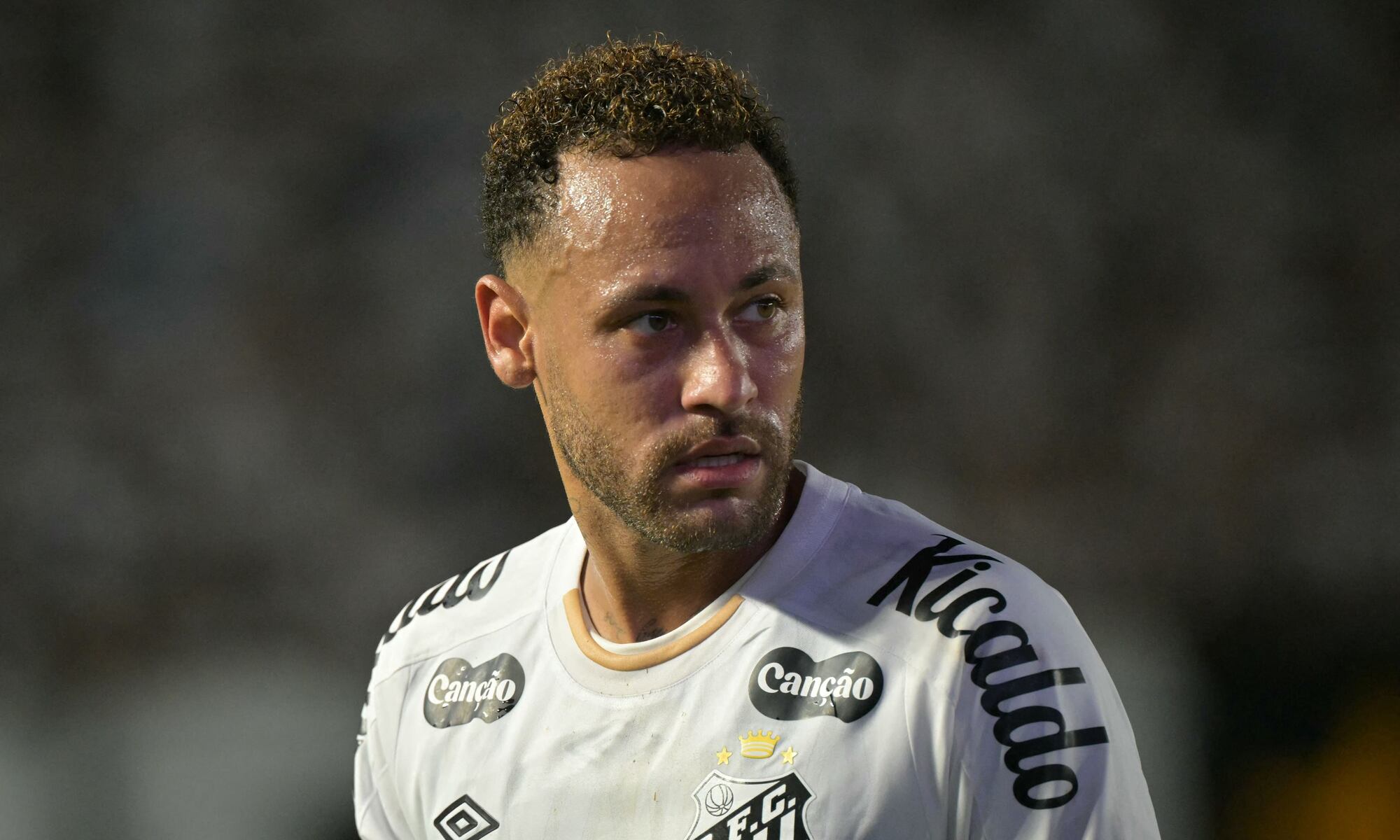 Neymar com a camisa do Santos durante partida de futebol