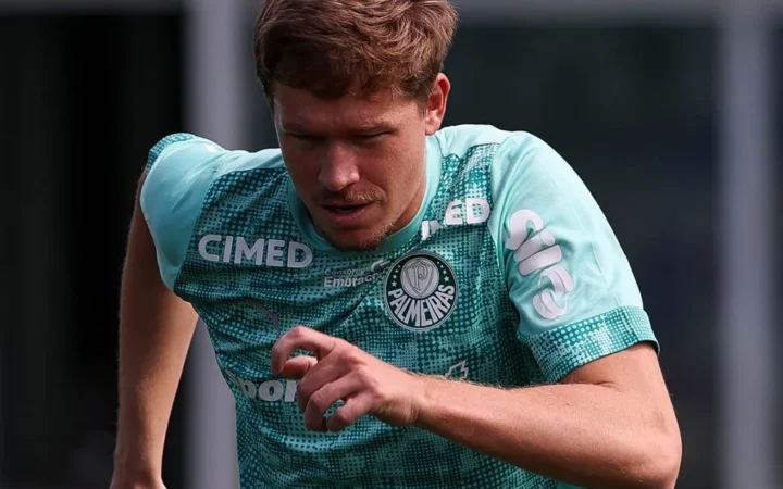 Palmeiras treina com Bruno Fuchs antes de enfrentar Fluminense no Maracanã