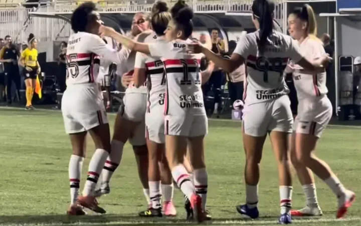 São Paulo vence Santos acréscimos e garante clássico no Paulistão Feminino