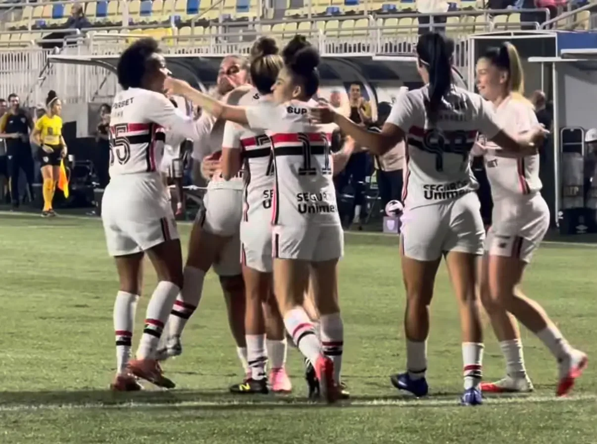 São Paulo vence Santos acréscimos e garante clássico no Paulistão Feminino