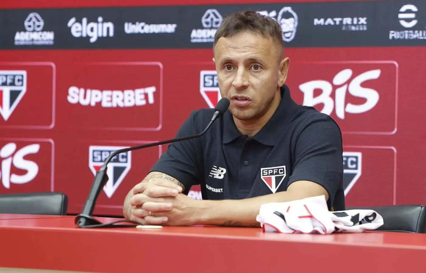 STJD converte suspensão de Rafinha em advertência após derrota ao Grêmio