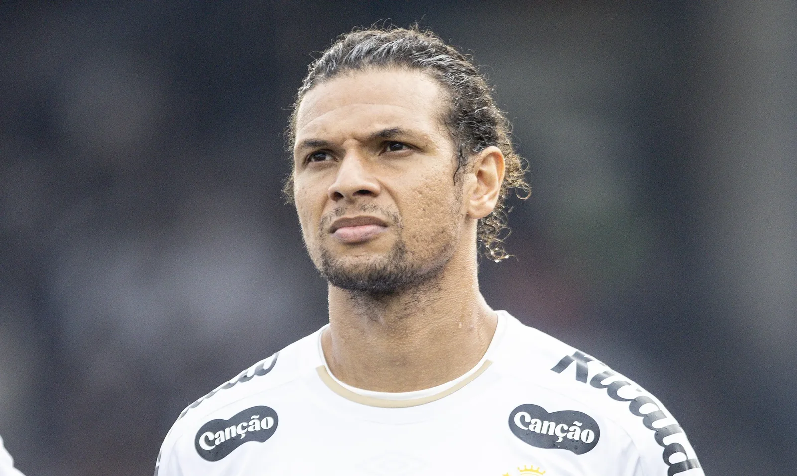 Willian Arão assume a zaga e marca dois gols pelo Santos