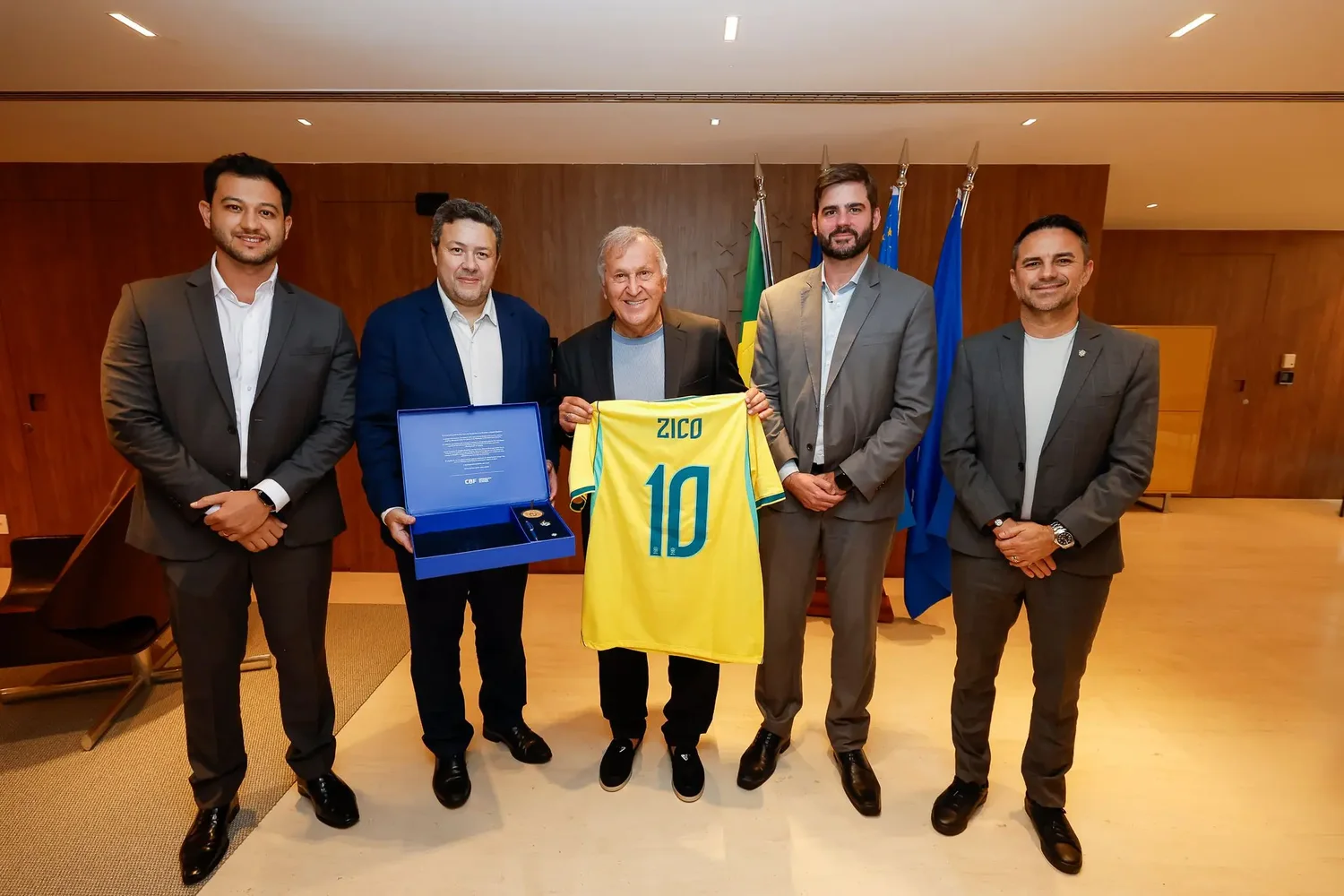 Zico recebe placa e camisa da Seleção em visita à CBF no Rio